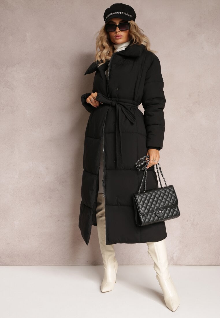 Czarna Długa Kurtka Pikowana z Paskiem Adellesstta