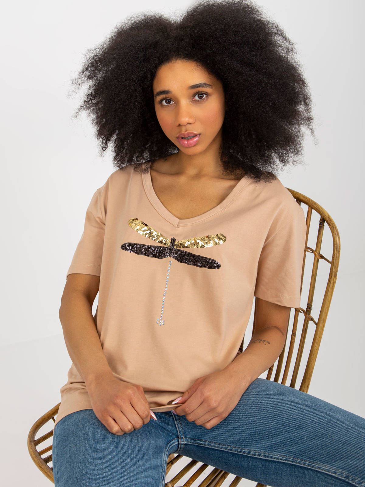 T-shirt z aplikacją camelowy casual dekolt w kształcie V rękaw krótki cekiny cyrkonie