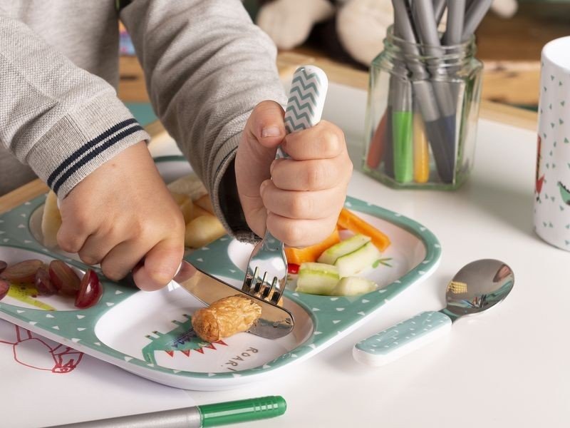 Każdy maluch pokocha ten uroczy zestaw sztućców z kolekcji Dino Kids zawierający łyżeczkę, widelczyk i nożyk o stępionych krawędziach. Sztućce ..
