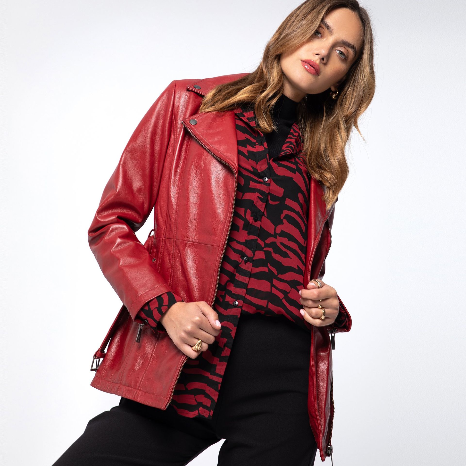 Damska kurtka skórzana z paskiem