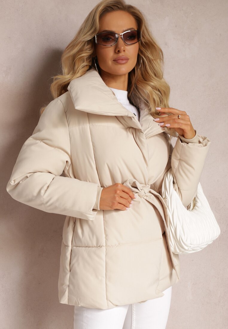 Beżowa Pikowana Kurtka z Paskiem w Talii i Szerokim Kołnierzem Fusteni