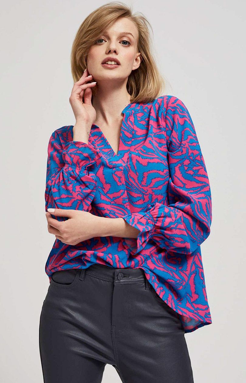 Wzorzysta koszula z dekoltem w serek 4210, Kolor niebiesko-różowy, Rozmiar XS, Moodo - Primodo.com
