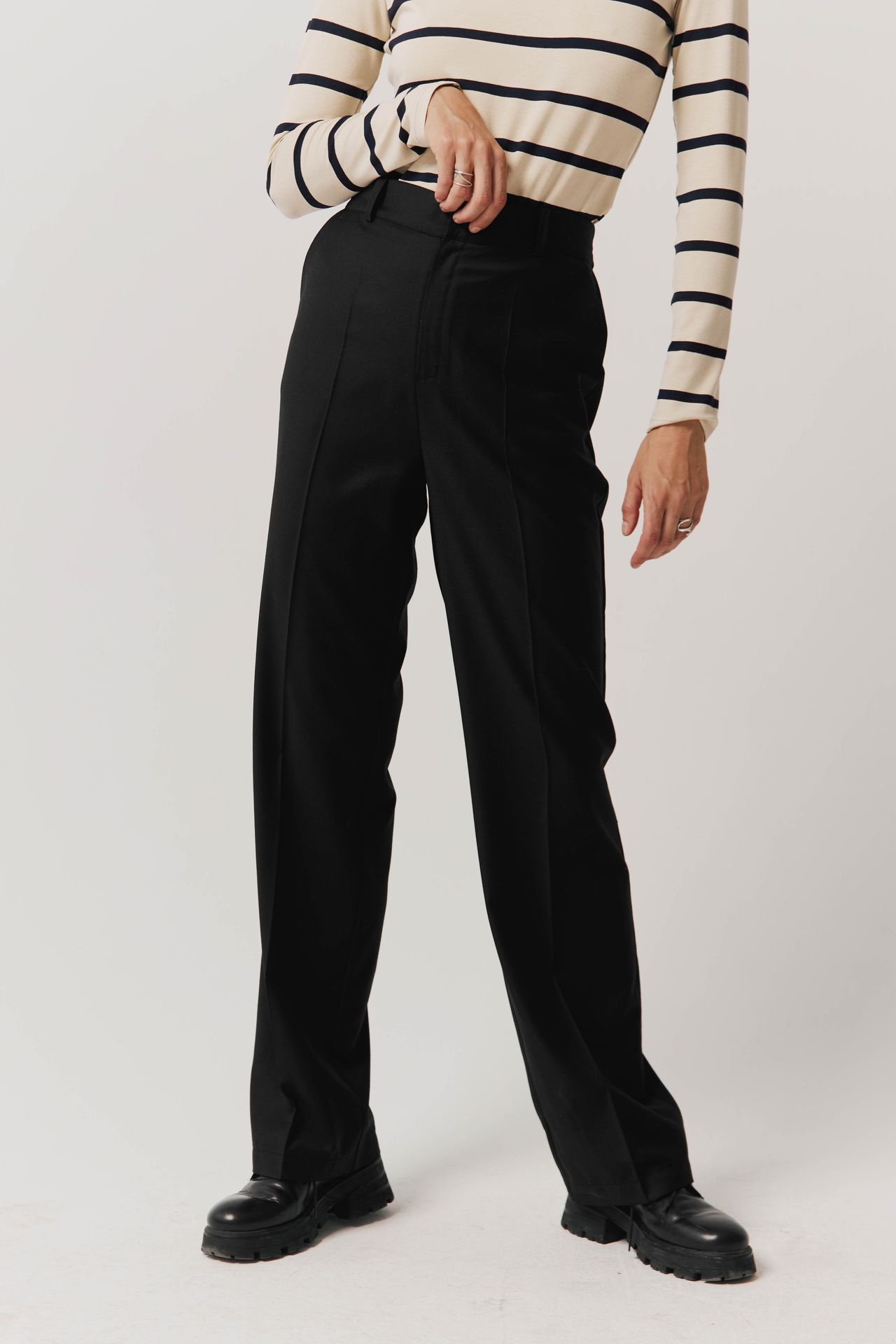 Wełniane spodnie z gumą z dodatkiem jedwabiu : Kolor - Czarny, Rozmiar - 34 - Bombshe