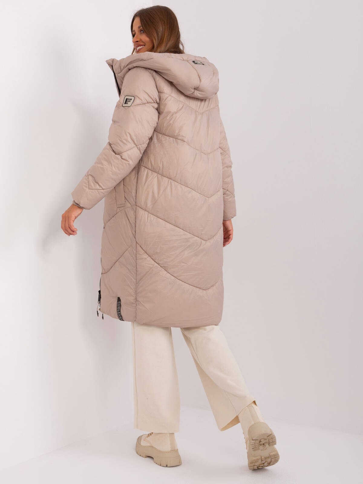 Płaszcz zimowa ciemny bezowy casual kurtka puchowa pikowana rękaw długi długość za kolano pikowanie kieszenie podszewka suwak