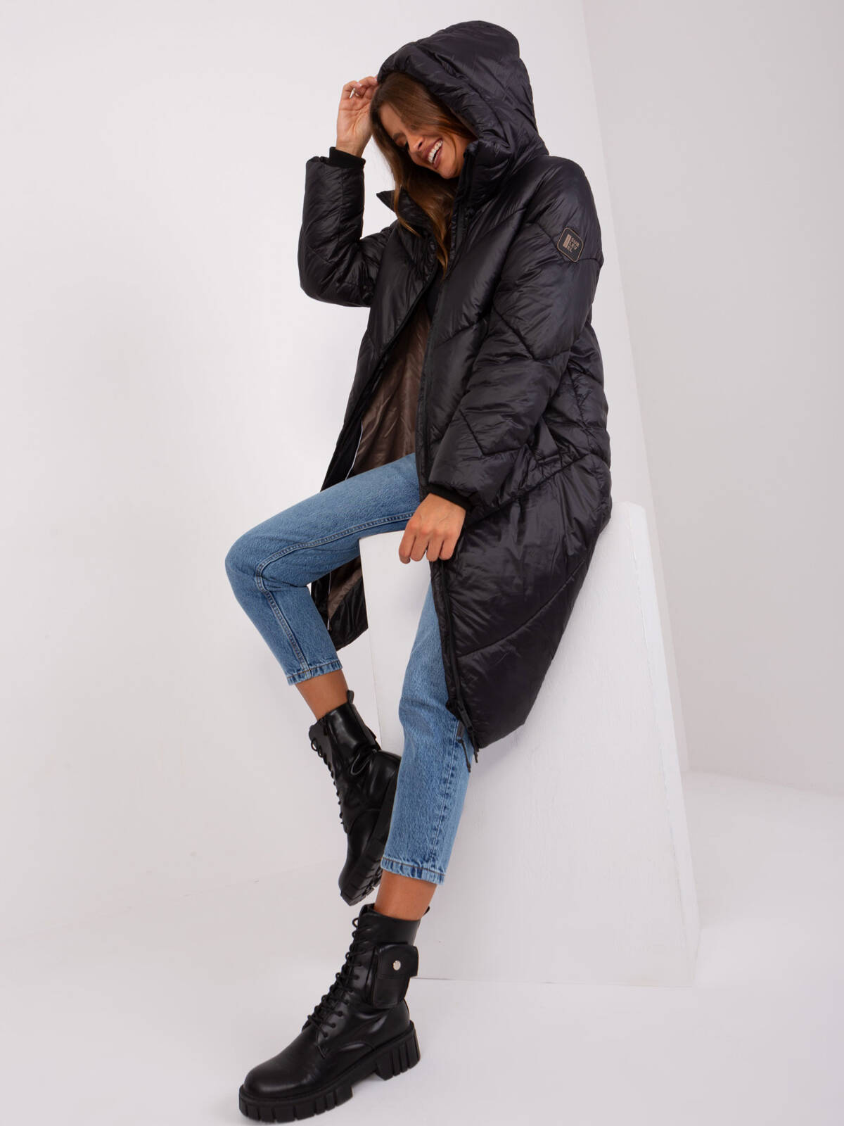 Płaszcz zimowa czarny casual kurtka puchowa pikowana rękaw długi długość za kolano pikowanie kieszenie podszewka suwak