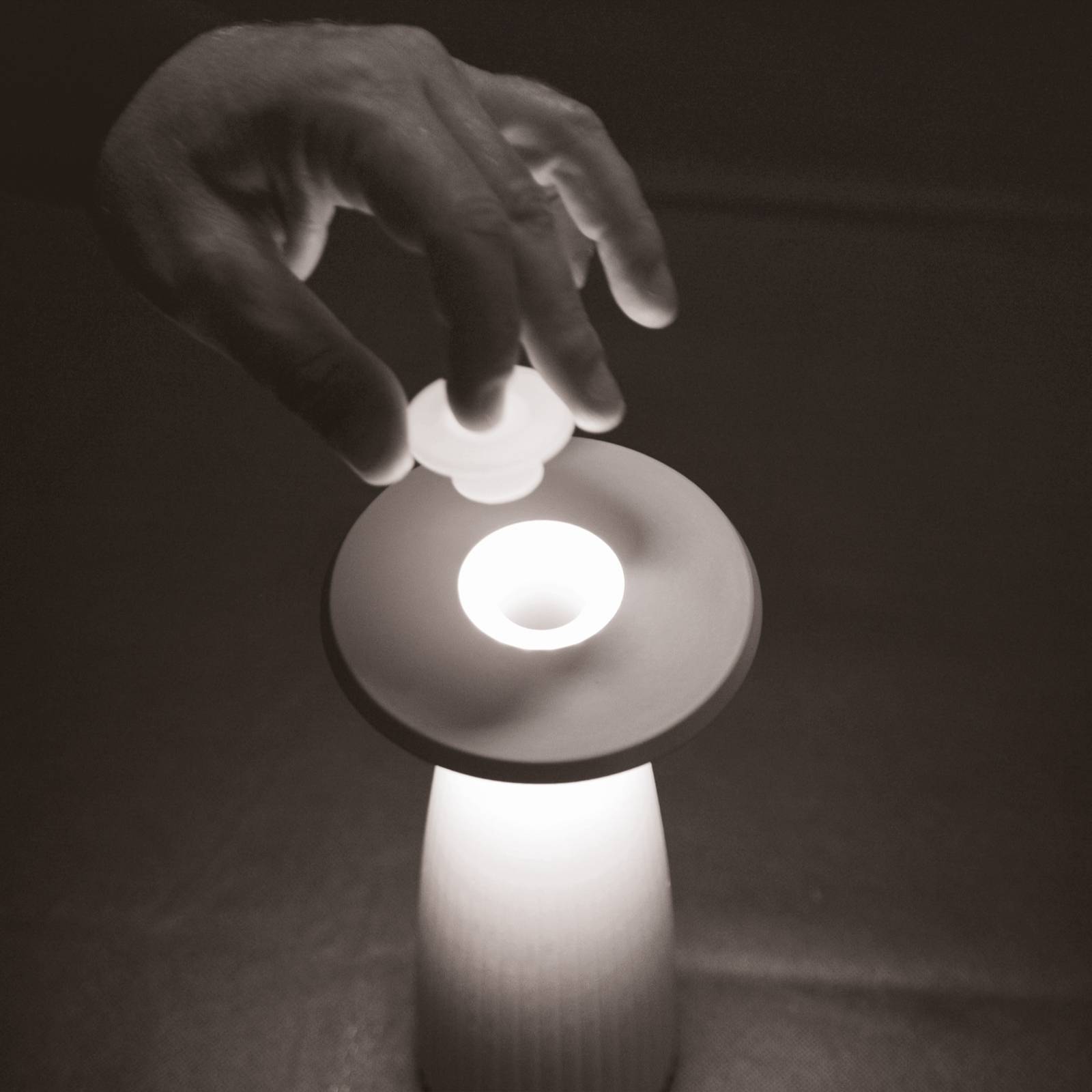 Sigor Akumulatorowa lampa stołowa LED Nuflair, IP54, śnieżnobiała