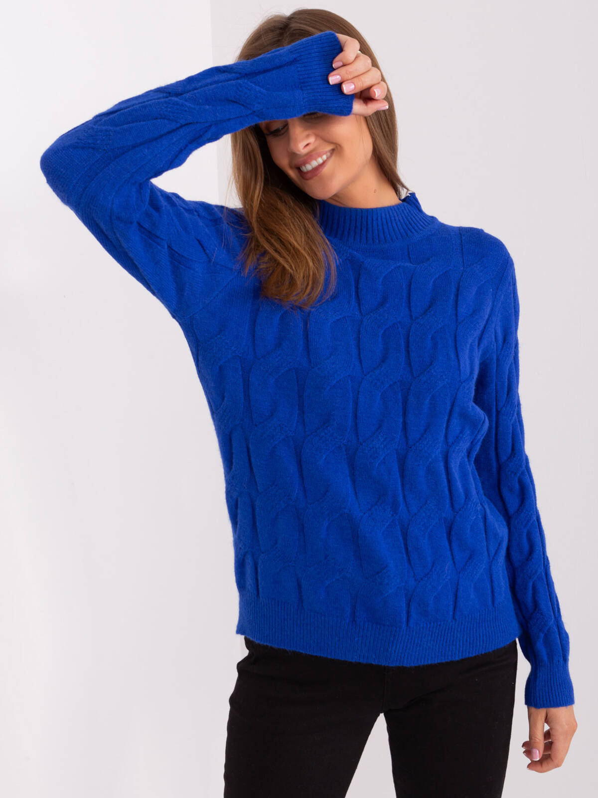 Sweter z warkoczami kobaltowy casual dekolt półgolf rękaw długi
