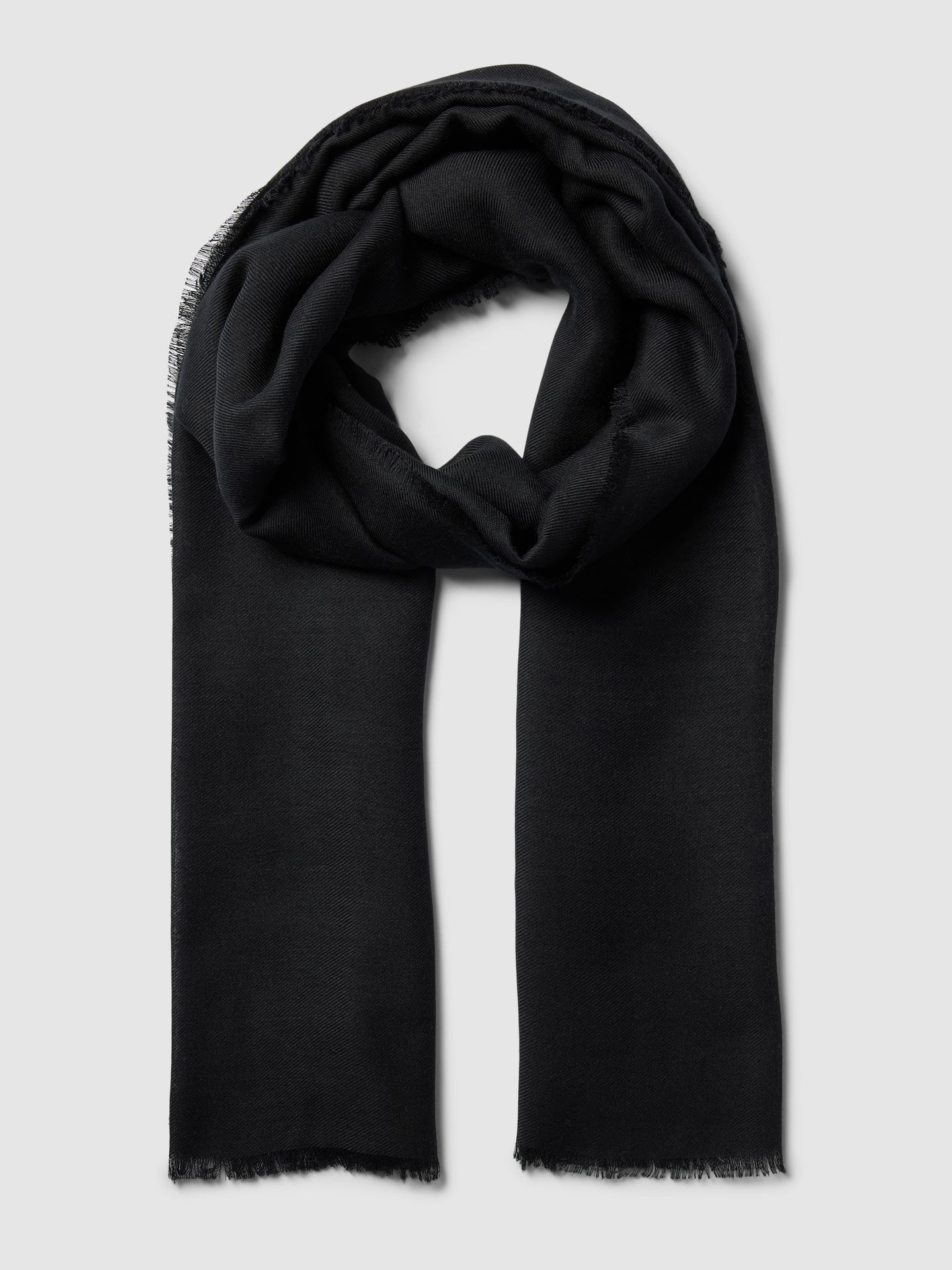 Szal z postrzępionymi brzegami