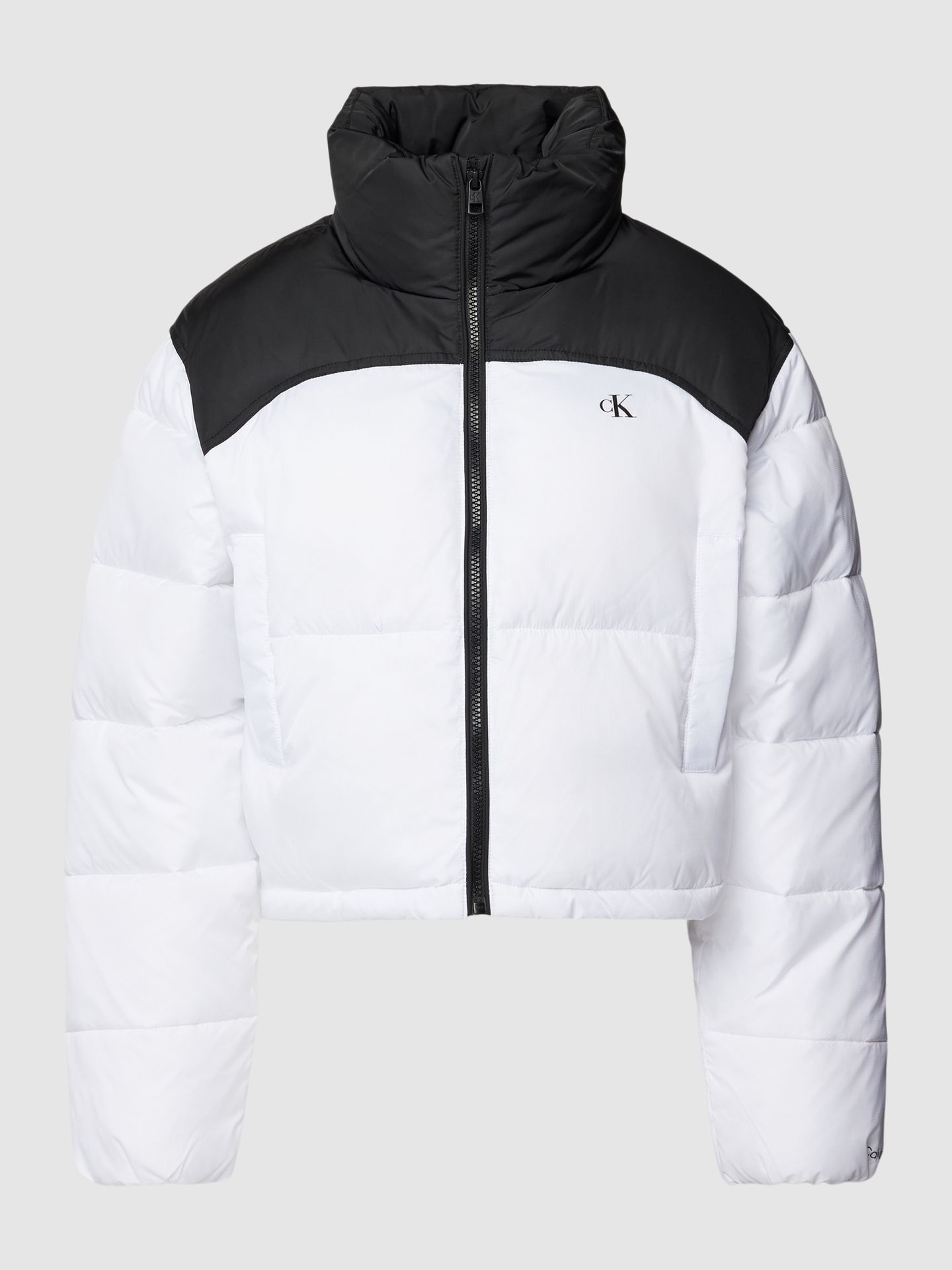 Kurtka pikowana krótka z detalem z logo