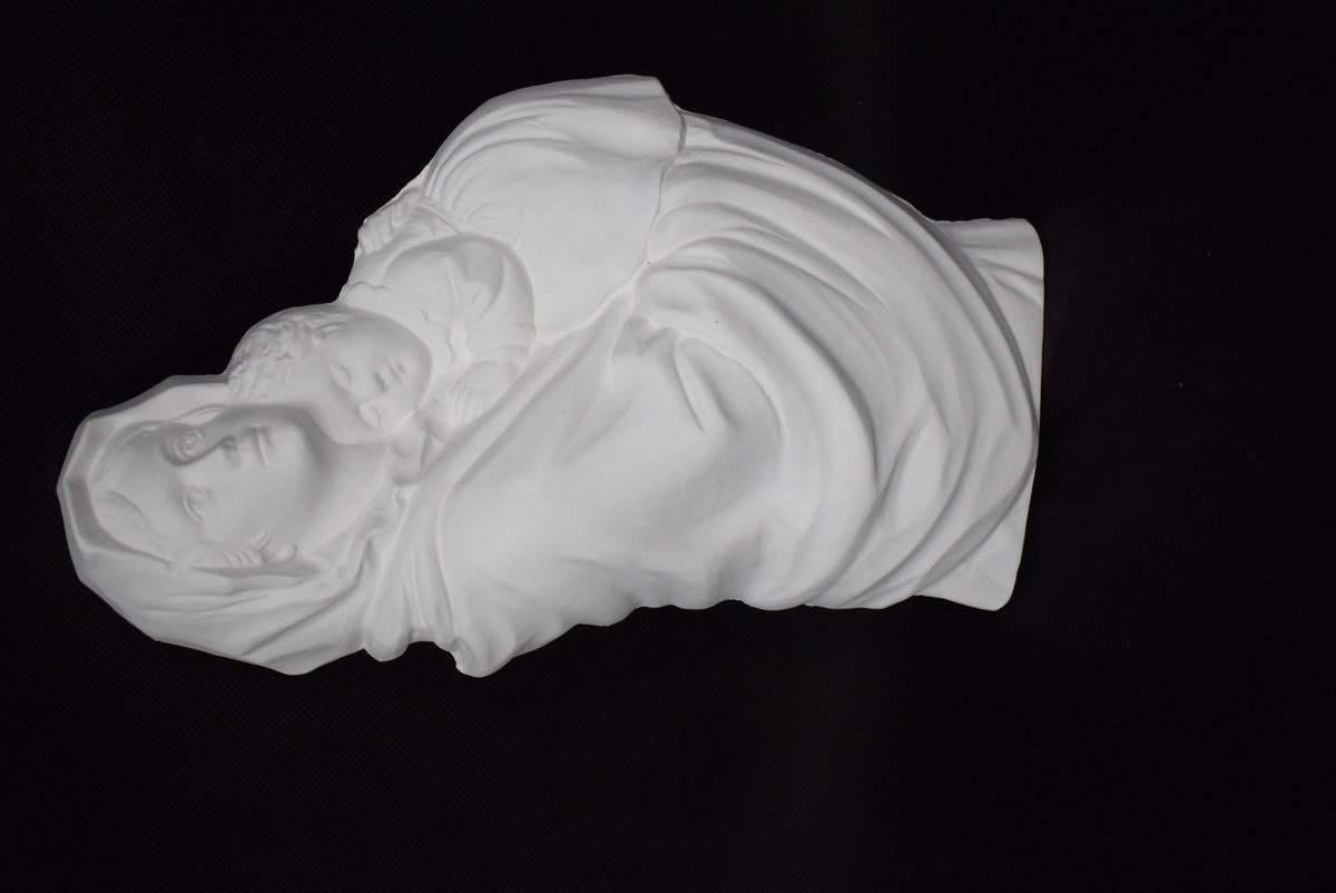 Matka z dzieckiem-relief ,płaskorzezba