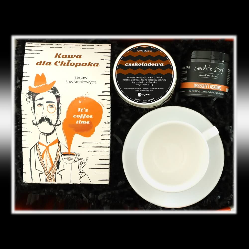 Zestaw prezentowy dla chłopaka Men's Box DZIK NA KAWĘ. Kawa smakowa 10x10g, kawa czekoladowa 200g, biała filiżanka ze spodkiem, orzechy laskowe w czekoladzie, pomysłowy podarunek dla faceta, mężczyzny, prezent na Dzień Chłopaka