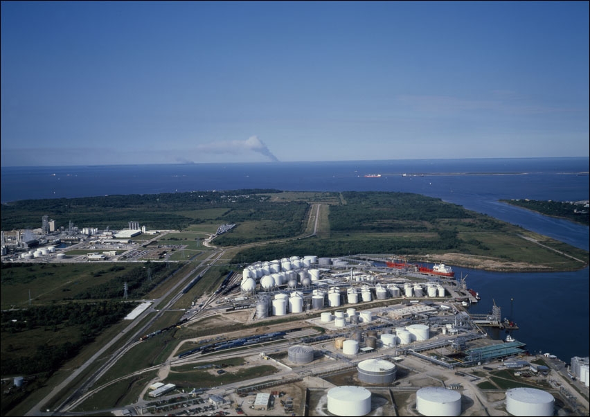 Refinery storage tanks along the Houston Ship Channel, Carol Highsmith - plakat 70x50 cm