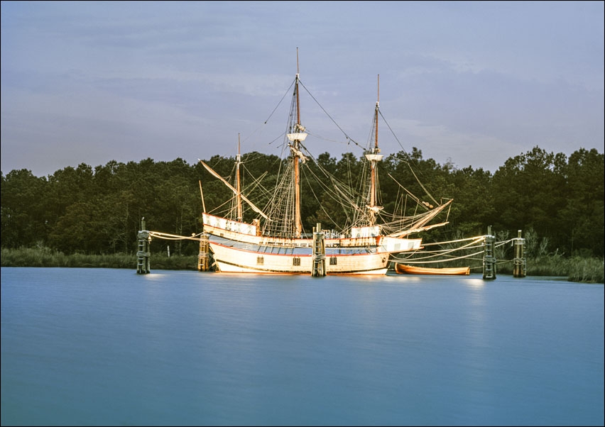 Ship on a lake in North Carolina., Carol Highsmith - plakat 100x70 cm