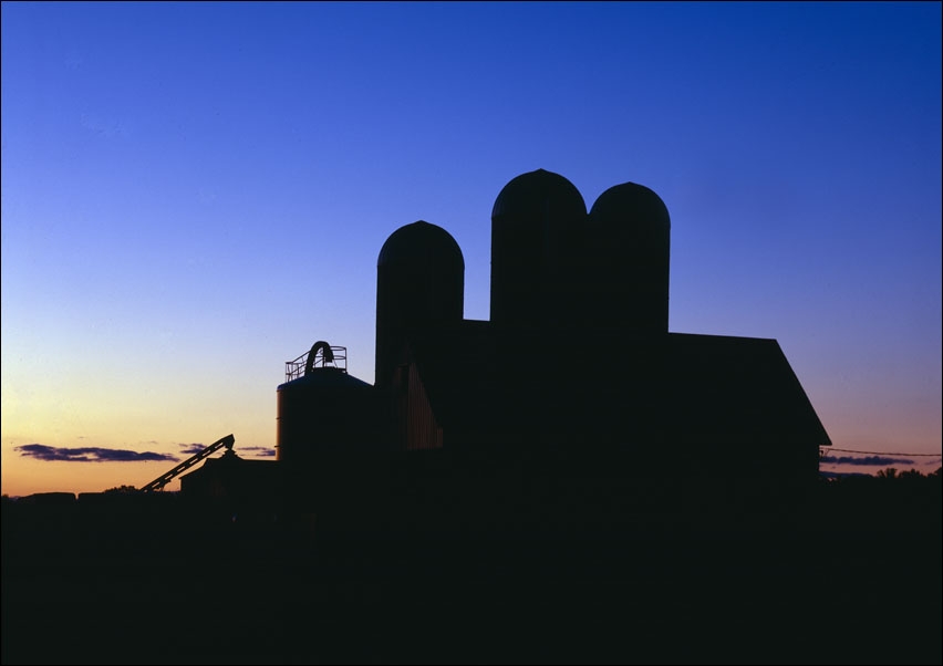 Sunset casts a glow over this dairy barn in Bruce, in northern Wisconsin., Carol Highsmith - plakat 91,5x61 cm
