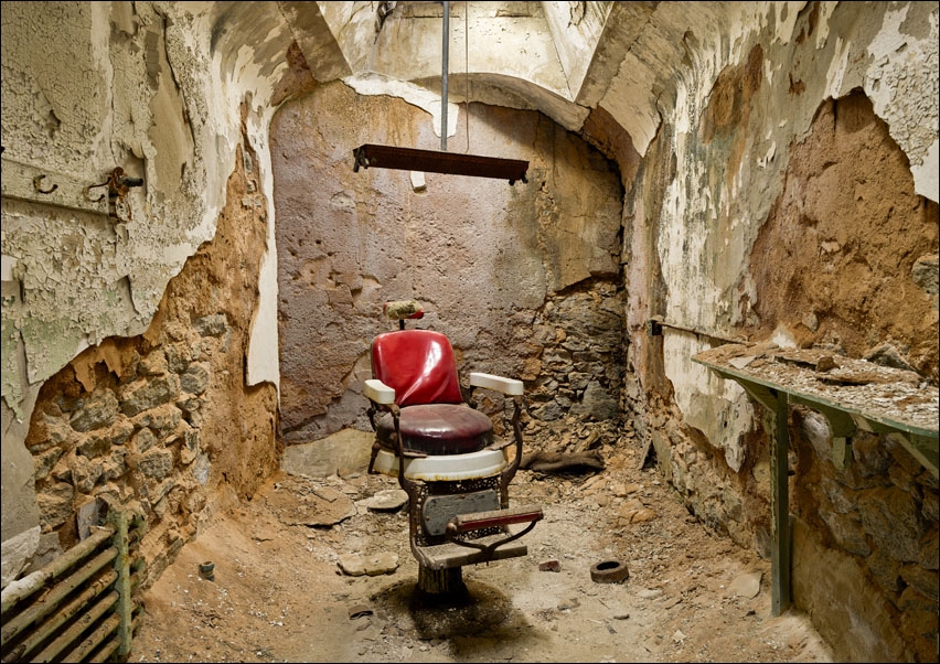 A barber’s chair at the Eastern State Penitentiary in Philadelphia., Carol Highsmith - plakat 50x40 cm