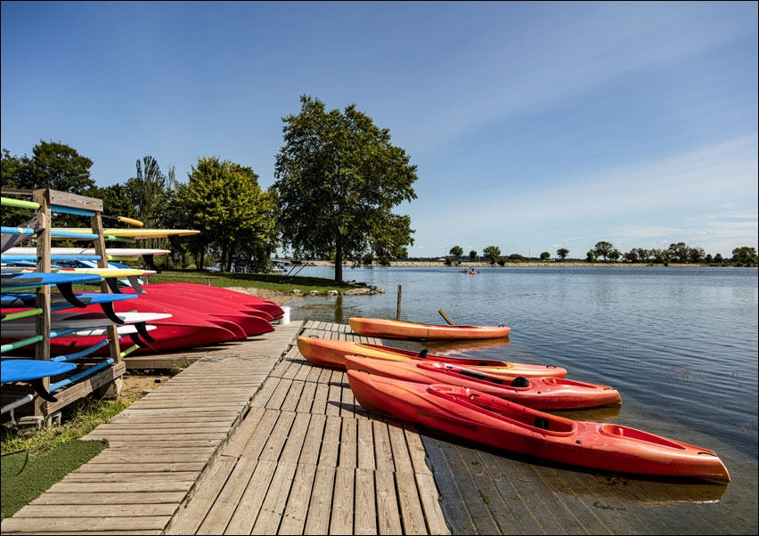 Bright-red canoes at Lake Monona in Madison, Wisconsin’s capital city., Carol Highsmith - plakat 100x70 cm