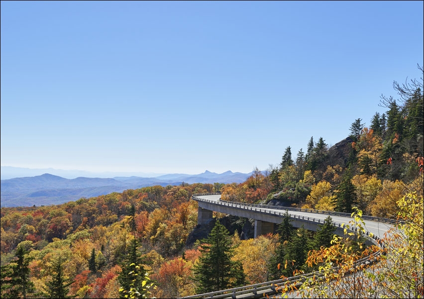 The Linn Cove Viaduct, a 1243-ft. concrete segmental bridge on the Blue Ridge Parkway, near Linville, North Carolina., Carol Highsmith - plakat 50x40