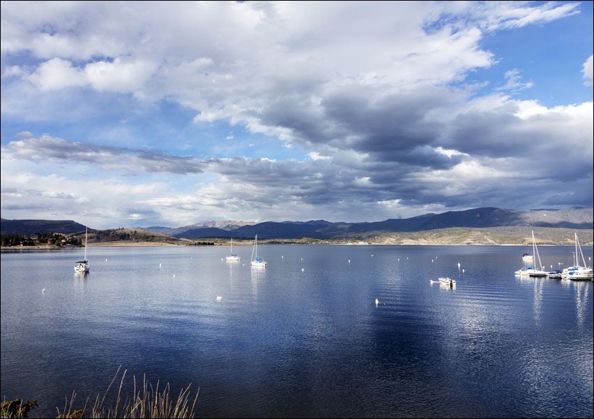 Sailboats moored on Lake Granby, Carol Highsmith - plakat 100x70 cm