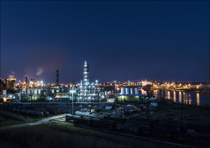 Dusk shot of an industrial scene along the road from Port Arthur to Sabine Pass, Texas., Carol Highsmith - plakat 100x70 cm