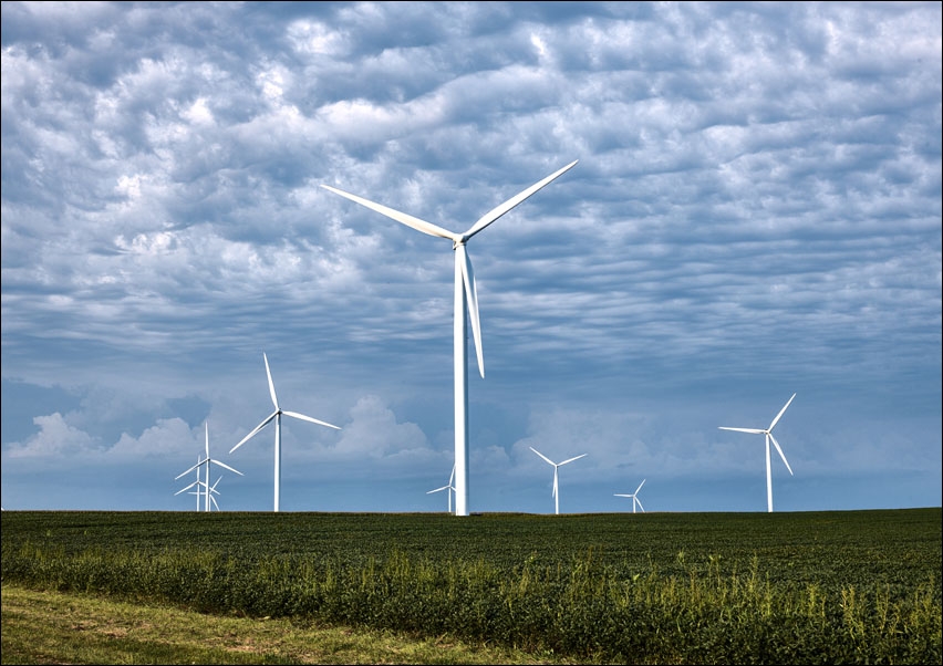 Wind farms filled with giant wind turbines have become a familiar site on actual American prairie farms, Iowa, Carol Highsmith - plakat 100x70 cm