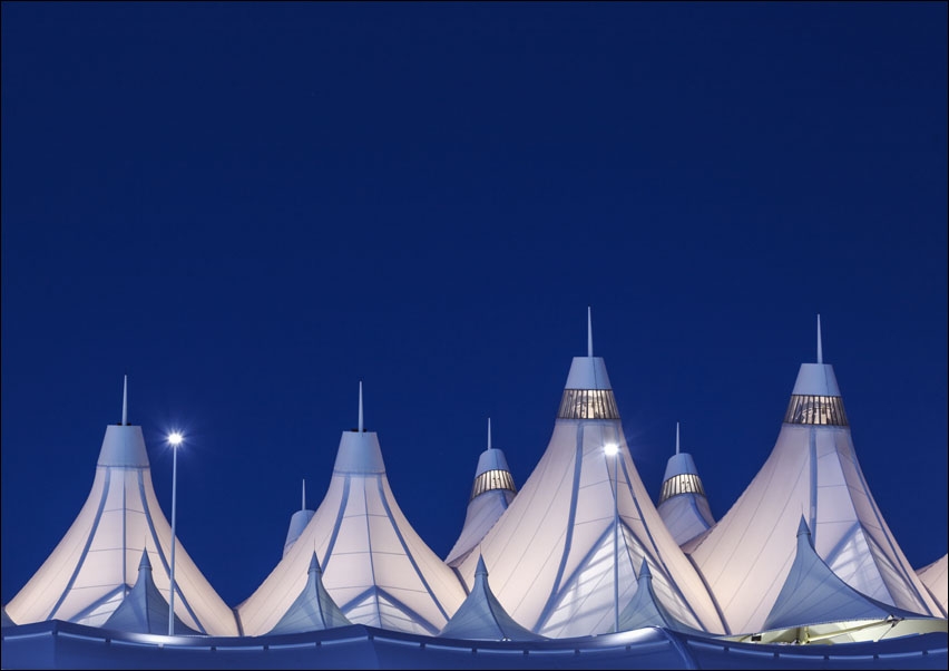 Denver International Airport’s peaked roof, outside Denver, Colorado, designed by Fentress Bradburn Architects, Carol Highsmith - plakat 70x50 cm