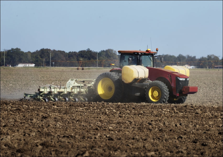 Cotton field getting plowed near Evansville, Mississippi, Carol Highsmith - plakat 40x30 cm
