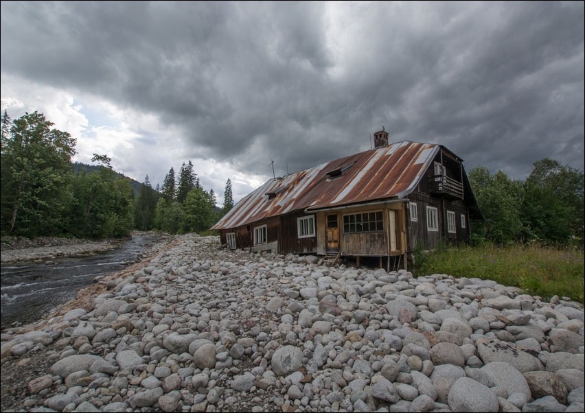Dom nad rzeką - plakat Wymiar do wyboru: 70x50 cm
