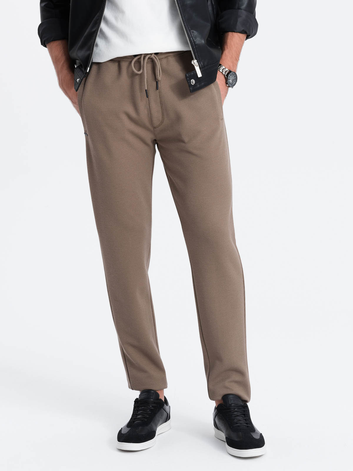 Męskie spodnie dresowe o marchewkowym kroju - brązowe V2 OM-PASK-0166