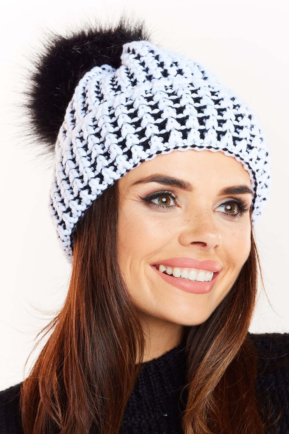 Czarna Ciepła czarno-Biała Czapka z Pomponem
