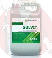 SULVIT to płynny, wysoko skoncentrowany nawóz siarkowy (760 g SO3 w 1 litrze) przeznaczony do dolistnego dokarmiania roślin lub do stosowania dogleb..