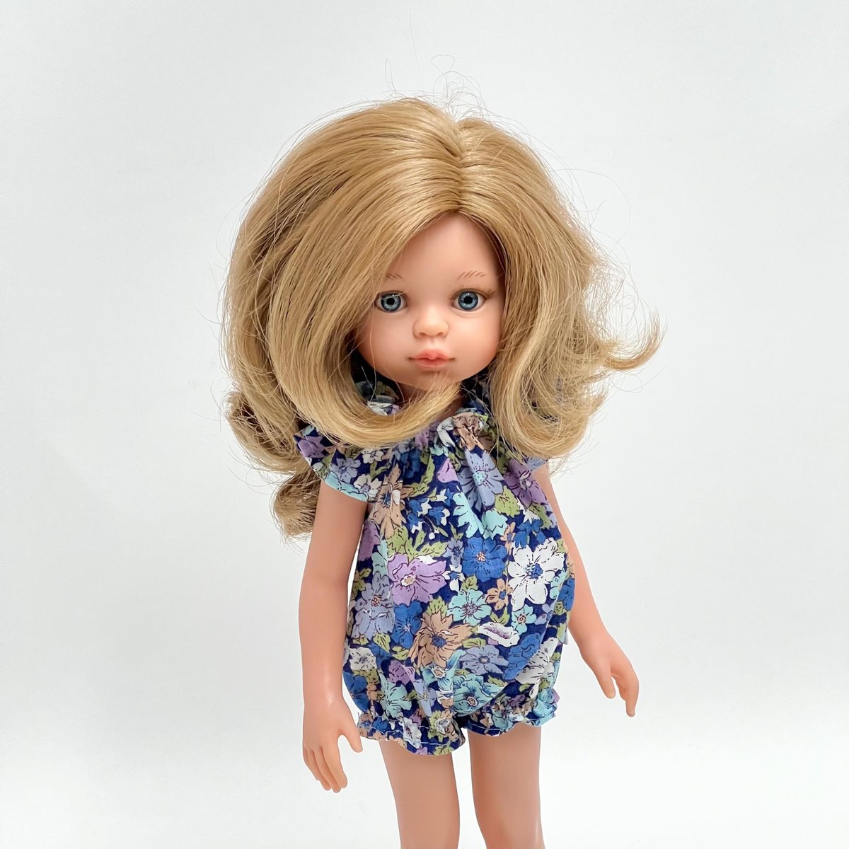 Kombinezon Z Motywem Niebieskiej Łączki Dla Lalki Paola Reina Amigas 32 Cm