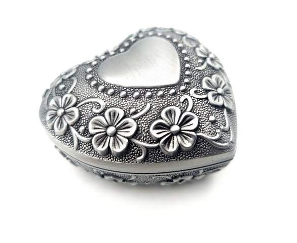 Srebrna szkatułka metalowa – serduszko