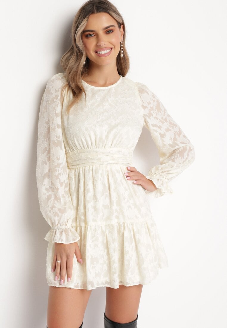 Jasnobeżowa Sukienka Mini z Tkaniny Plumeti i Falbanką Coucile
