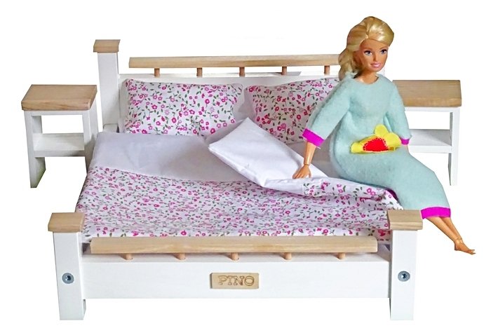 Komplet Sypialnia ASH drewniana podwójna dla Barbie i Kena : Łóżko + 2 szafki nocne + pościel , mebelki drewniane do domku dla lalek Model różowa łą..