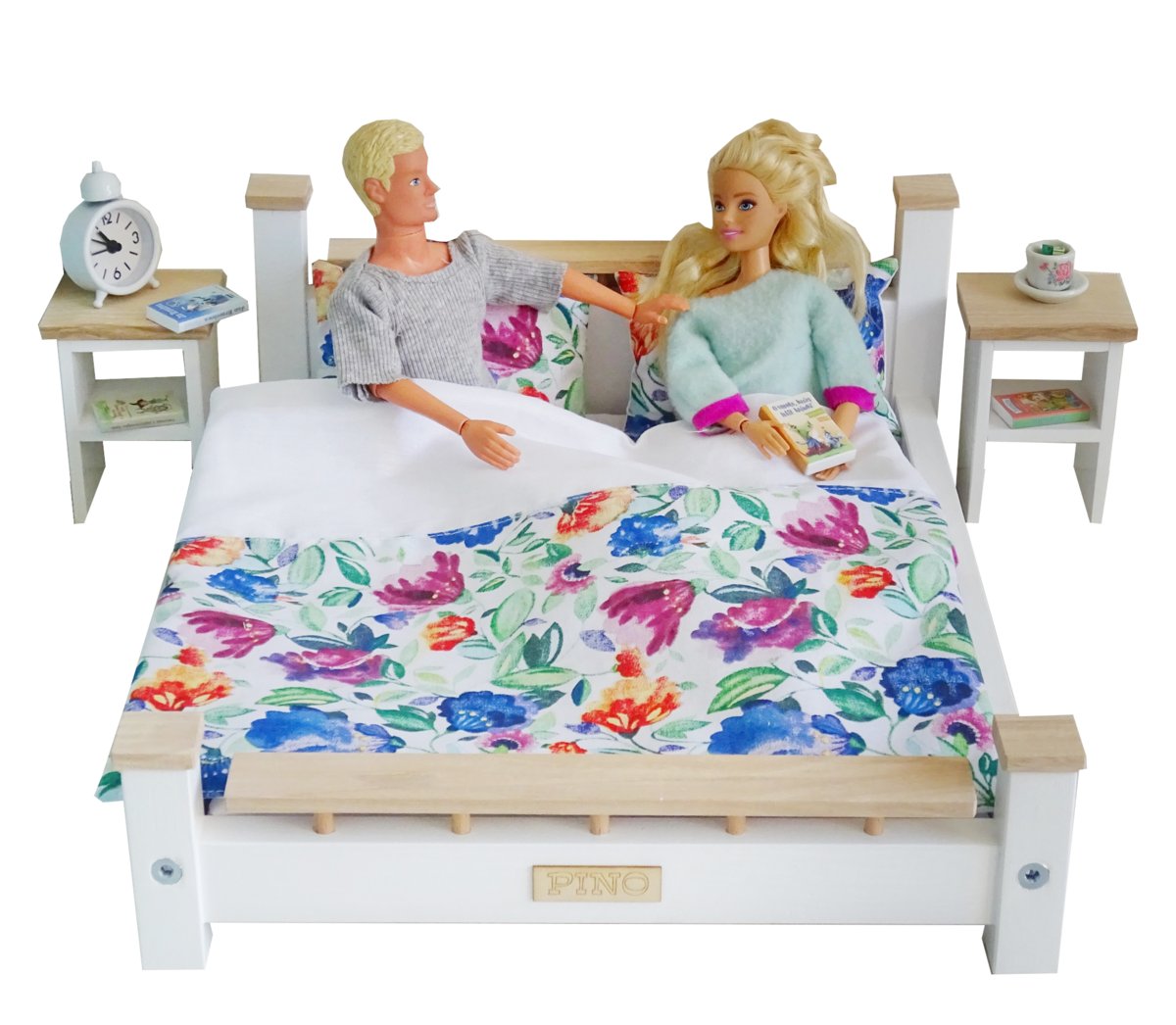 Komplet Sypialnia ASH drewniana podwójna dla Barbie i Kena : Łóżko + 2 szafki nocne + pościel mebelki drewniane do domku dla lalek  , Model akwarela