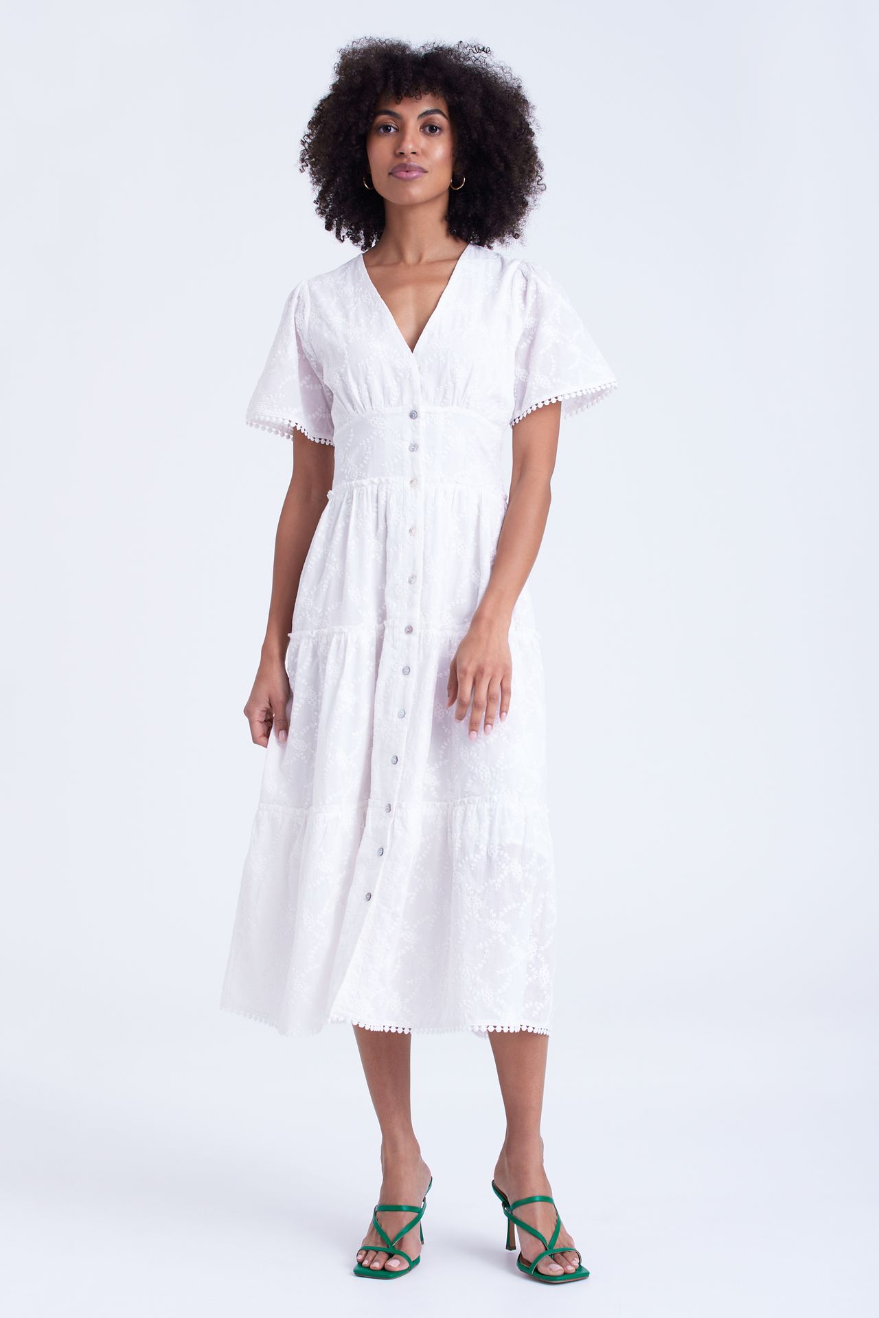 Biała, haftowana sukienka z falbaną - Greenpoint