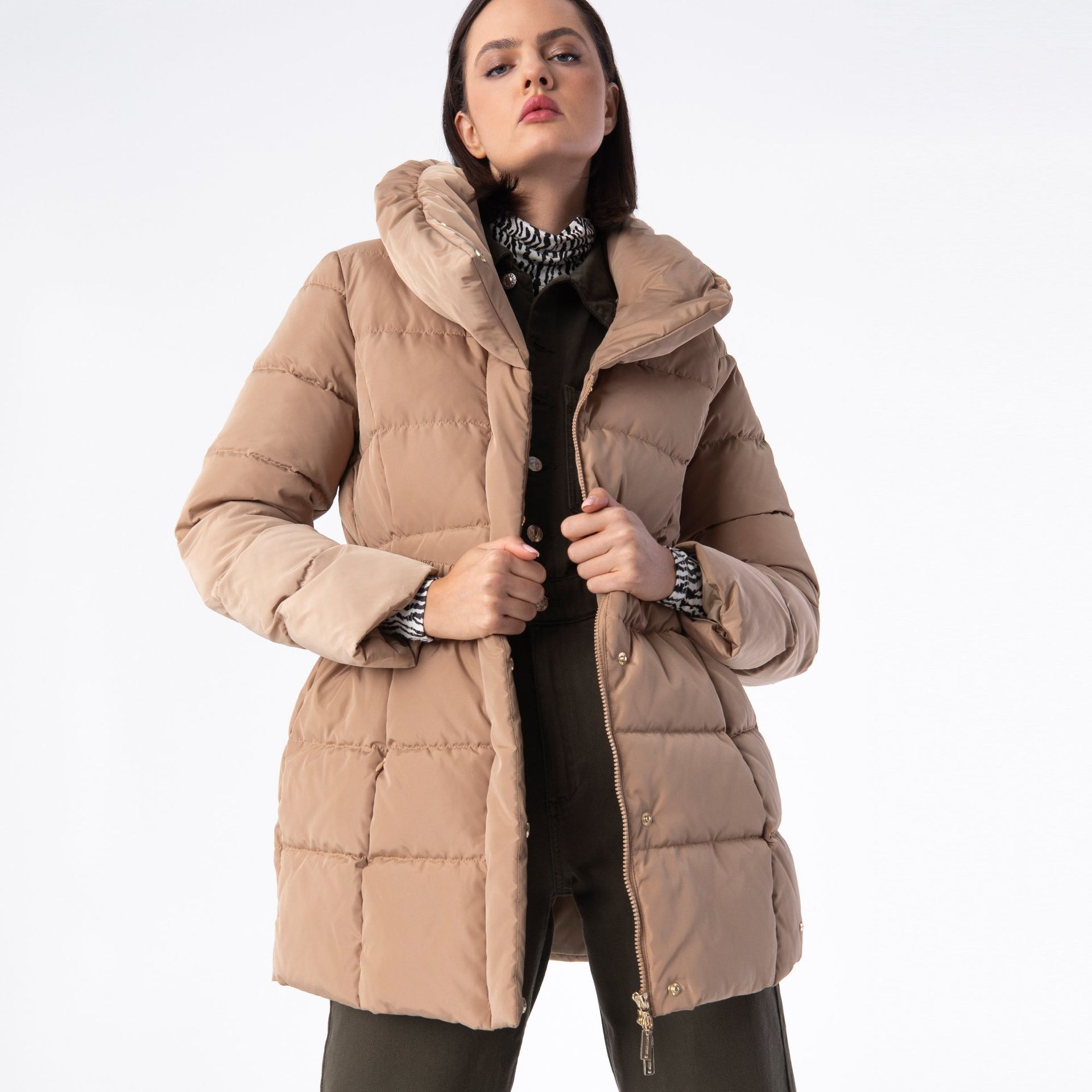 Damska kurtka puchowa z paskiem i wysokim kołnierzem