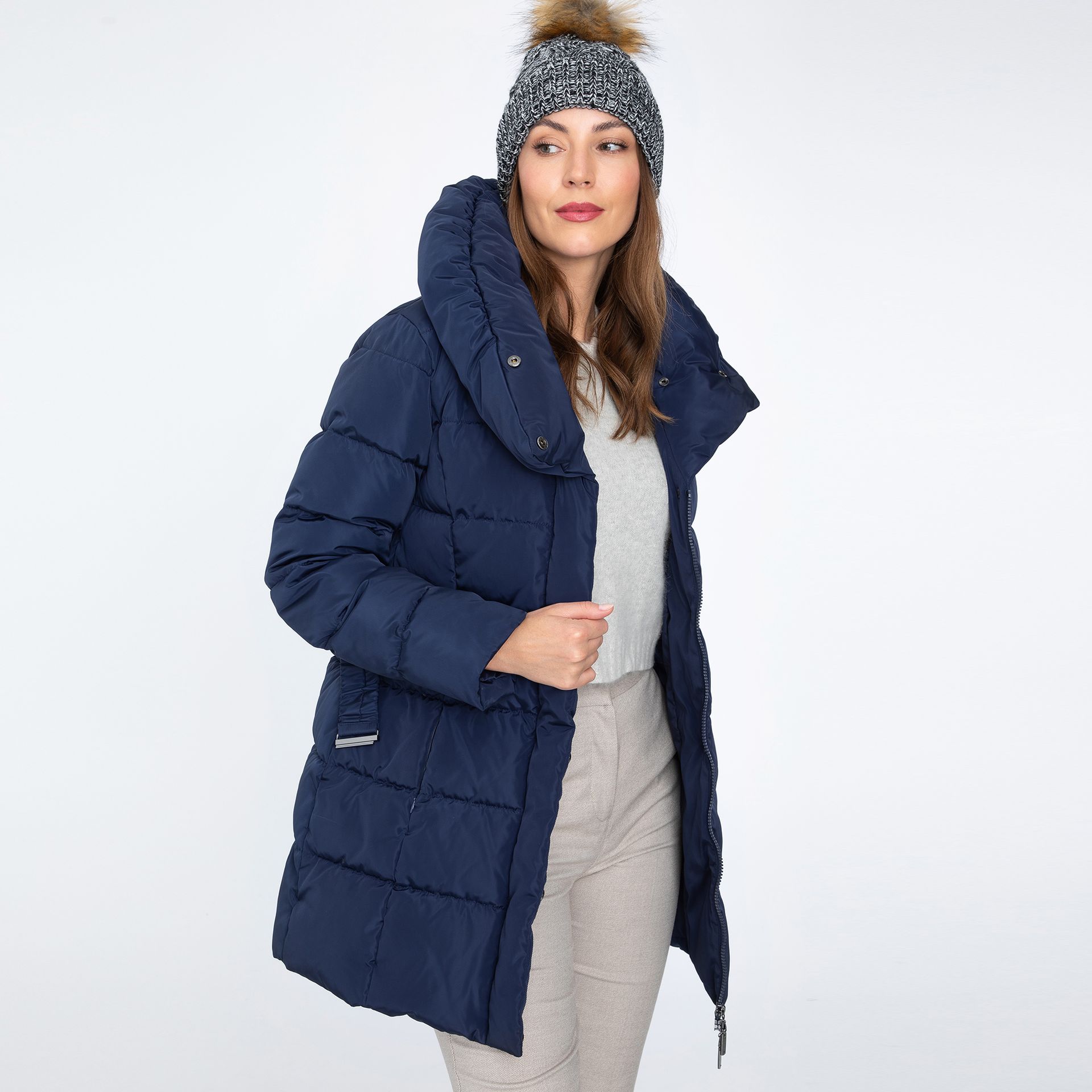 Damska kurtka puchowa z paskiem i wysokim kołnierzem