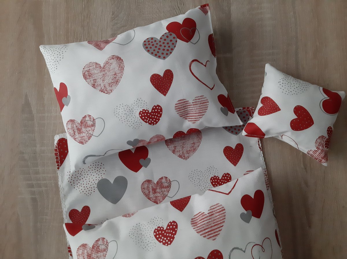 Pościel dla lalki do wózka łóżeczka kołyski 4 elementy nowe Serduszka