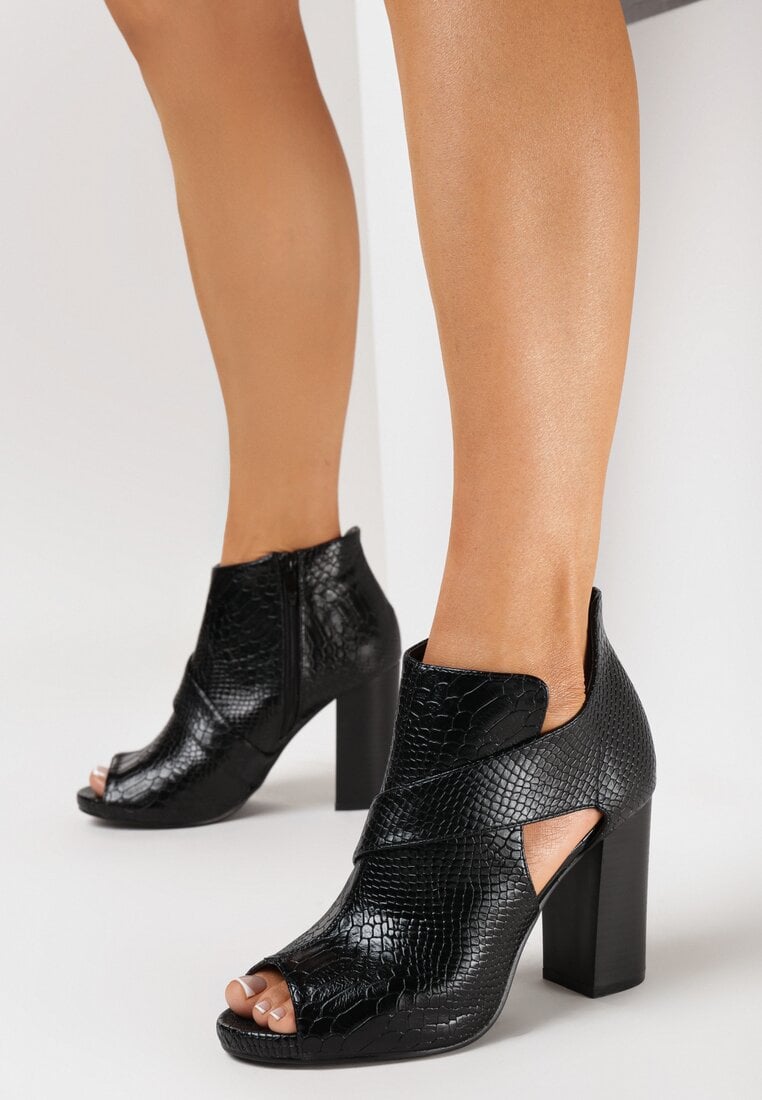Czarne Botki na Słupku z Wycięciami Amoredi