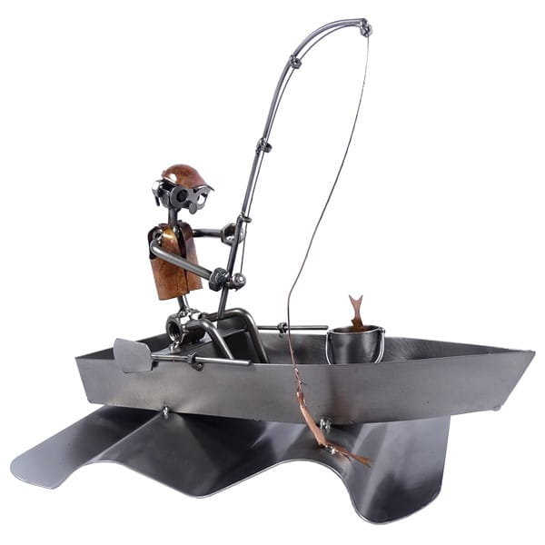 Metalowa figurka Wędkarz na łódce. Ciekawy prezent dla wędkarza