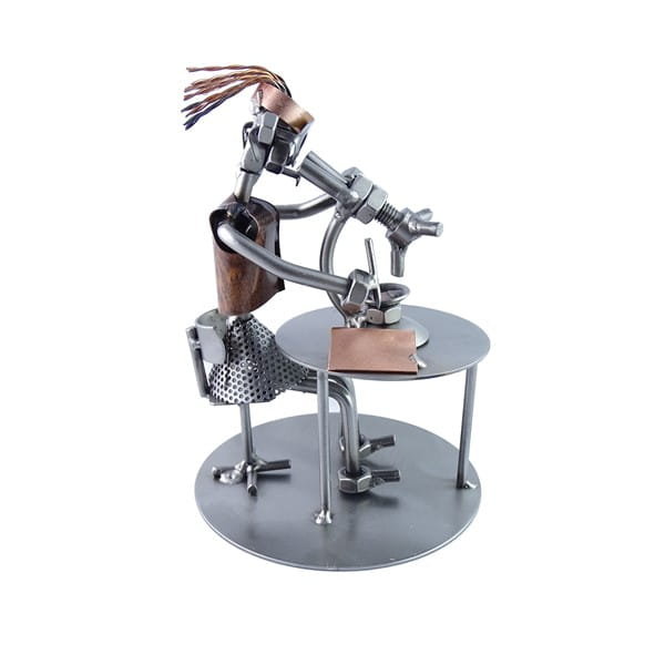 Metalowa figurka pani Biolog. Idealny prezent