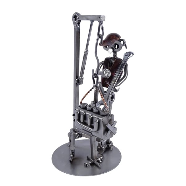 Metalowa figurka Mechanik przy silniku. Prezent dla Fachowca