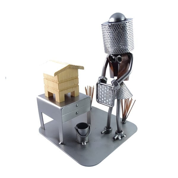 Metalowa figurka pani Pszczelarz