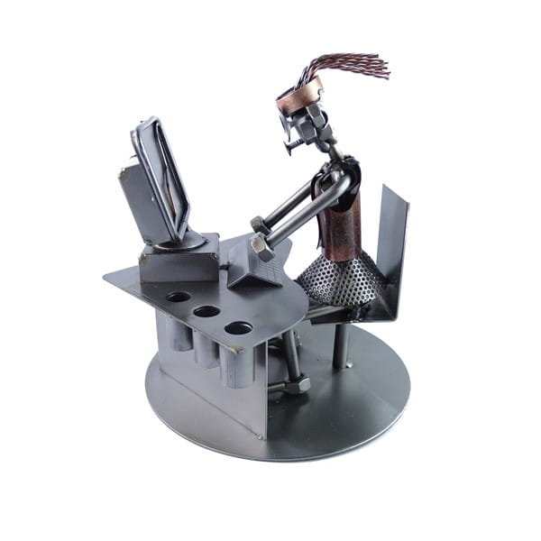 Praktyczna metalowa figurka kobieta przy komputerze