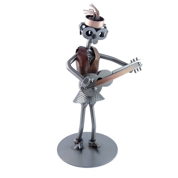 Metalowa figurka kobieta z gitarą. Idealny prezent dla gitarzystki