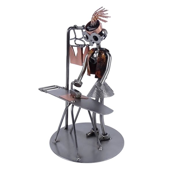 Metalowa figurka Kobieta prasująca. Dla Pani domu