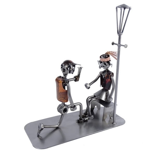 Metalowa figurka Zaręczyny przy ławce. Prezent na rocznicę lub ślub