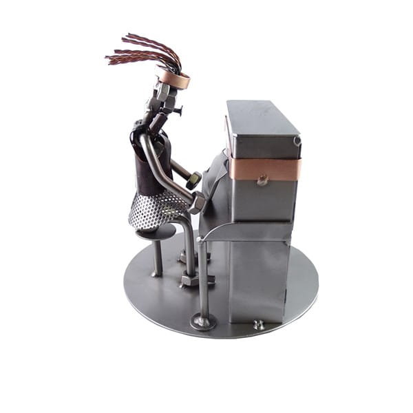 Metalowa figurka kobieta grająca na pianinie