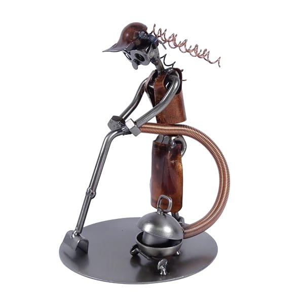 Metalowa figurka Kobieta z odkurzaczem. Dla Pani domu